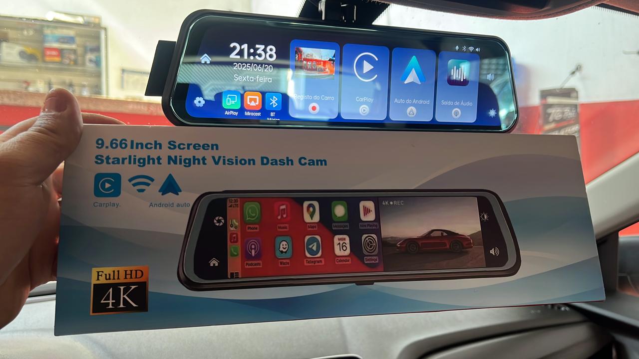 Retrovisor com tela e espelhamento de celular instalado — Brothers Sound Barueri